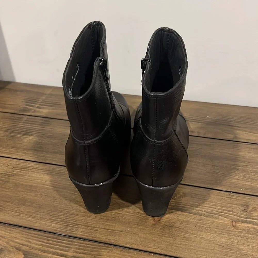 Clark’s black leather 2.5” heeled booties size 9M